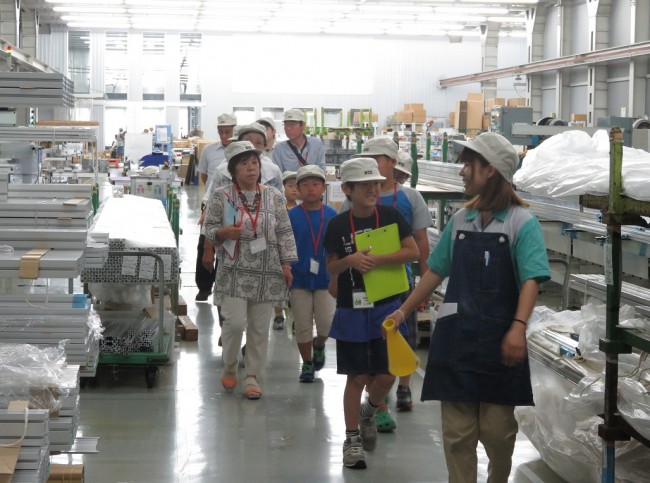 保護者の方と一緒に工場見学♪
